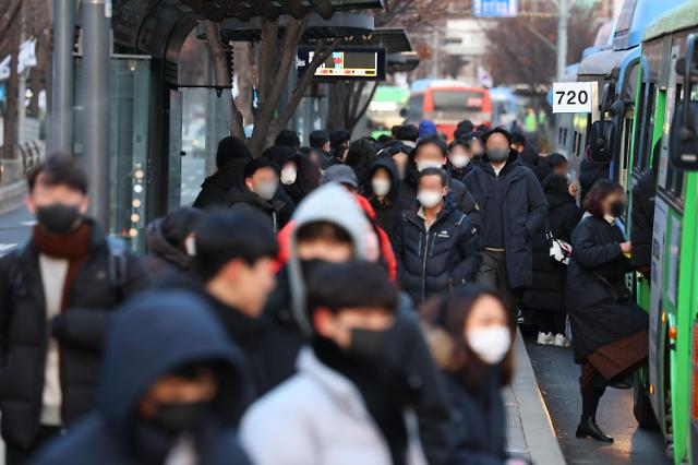 首尔地铁三号线突发火灾 市民上班受影响