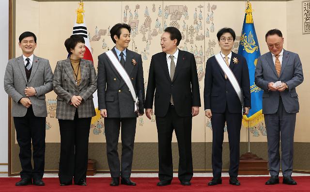 尹錫悦大統領、俳優イ・ジョンジェに「金冠文化勲章」を授与
