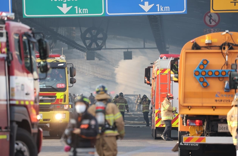 [슬라이드 뉴스] 과천 제2경인고속도로 방음터널서 화재...2명 숨져