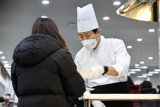 首尔市长吴世勋发年糕汤