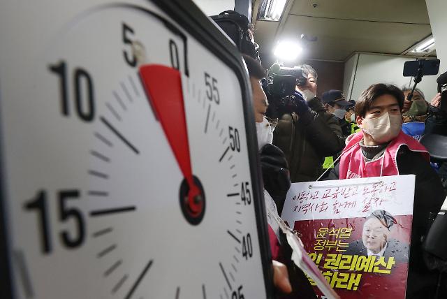 새해 첫 전장연 시위, 서울교통공사에 막혔다