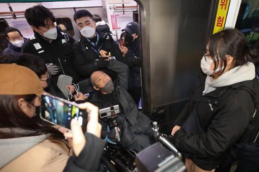 [아주돋보기] 물리고 뜯고 꼬집히고...전장연 시위에 멍드는 경찰들