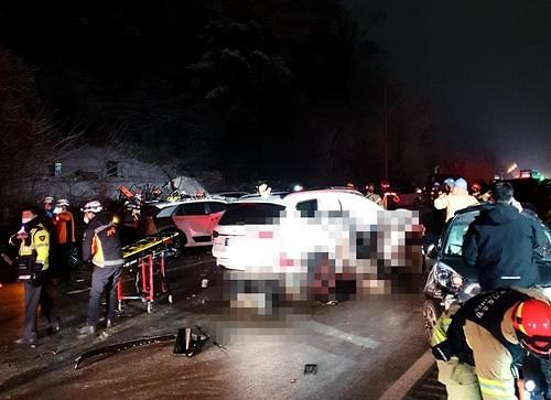 [속보] 구리포천고속도로 추돌사고로 심정지 1명 등 25명 이송