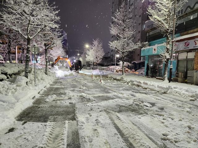 도로 통제 강원도 대설특보는 해제…눈 16일 오전까지 이어져