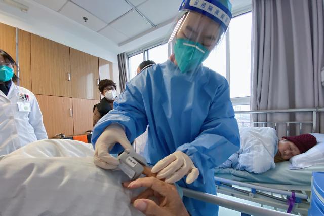 중국, 감염자 발표 중단 나흘만에 기저질환자 포함한 사망자수 발표