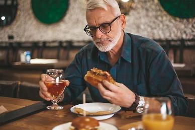Elderly lone diners more prone to accelerated frailty and aging: study