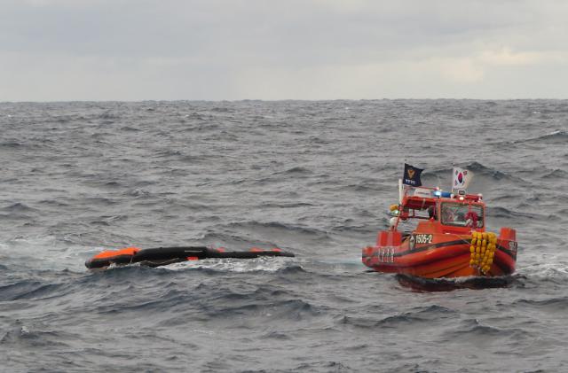 홍콩 화물선 침몰 현장서 야간 수색...승선원 22명 중 8명 실종