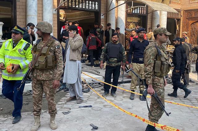 파키스탄서 경찰 노린 자폭 테러 발생...34명 사망·150명 부상