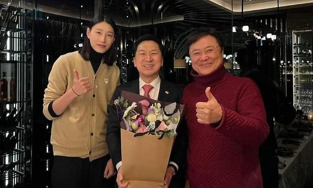 與 김기현, 김연경·남진 꽃다발 인증샷 논란에 오해받을 표현 유감