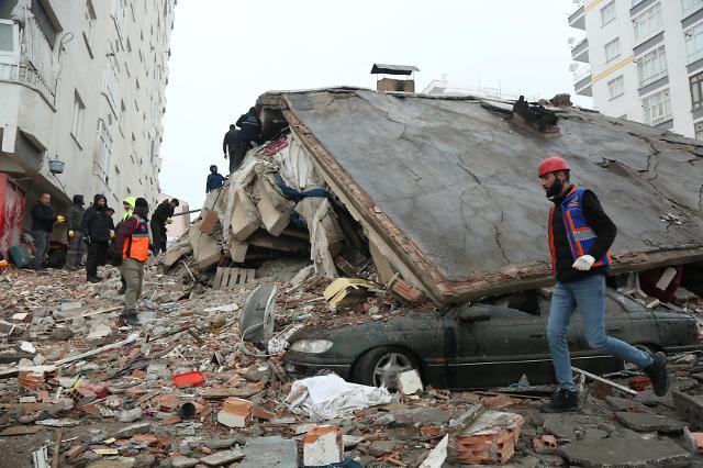 [포토] 강진으로 무너진 건물서 수색작업 벌이는 튀르키예 구조대