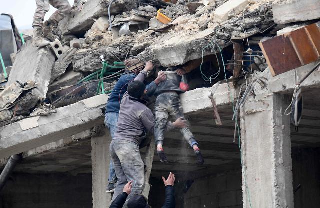 튀르키예·시리아 지진으로 2600명 사망했다