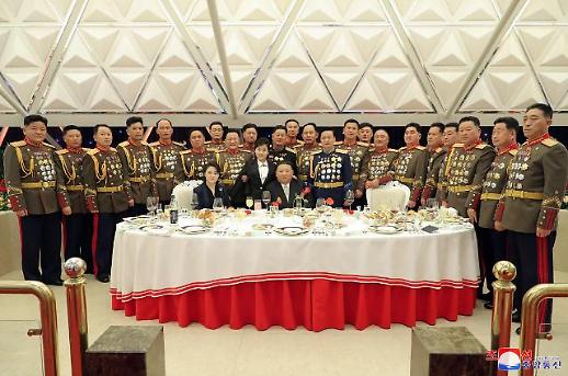 朝鲜迎第75个建军节 金正恩携女儿出席纪念宴会