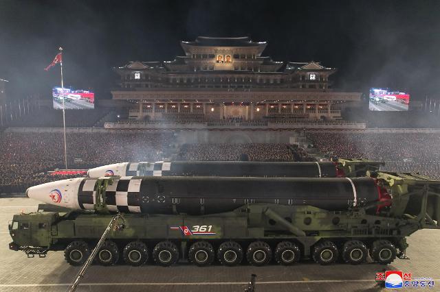 朝鲜举行建军75周年阅兵 新型武器悉数登场“秀肌肉”
