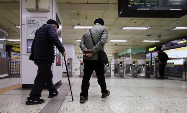 “免费乘地铁年龄”争议不断 折射韩国老龄化问题严峻