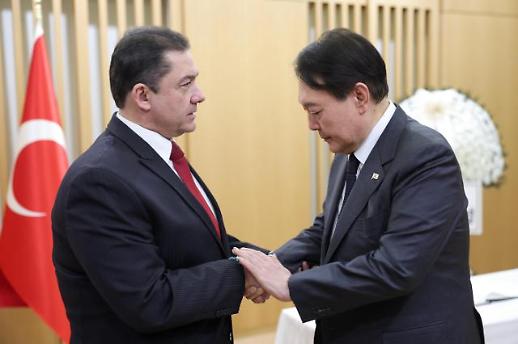 尹锡悦前往土耳其驻韩大使馆吊唁地震遇难者