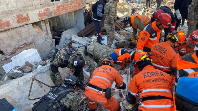 韩救援队再救出3名土耳其幸存者 官民齐力与时间赛跑