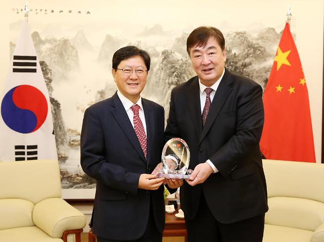 中国驻韩大使馆向韩亚航空颁发荣誉奖杯