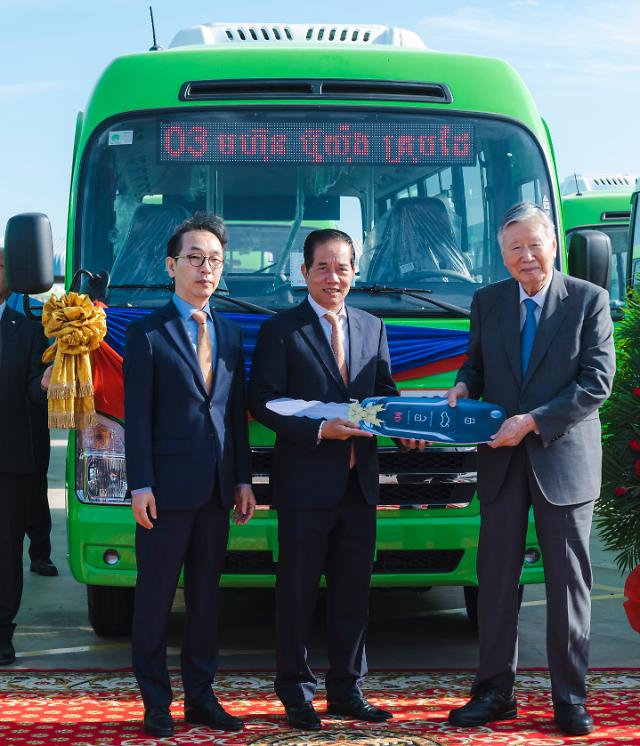 부영그룹, 캄보디아 수도 프놈펜에 버스 200대 기증…124억원 규모 