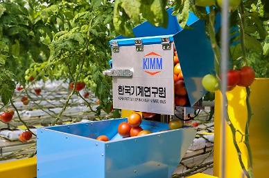 State research institute creates robot system capable of harvesting and carrying fruits
