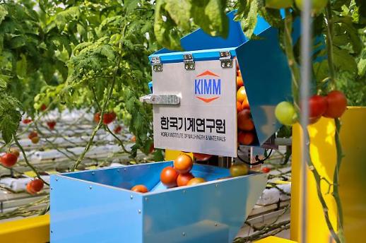State research institute creates robot system capable of harvesting and carrying fruits