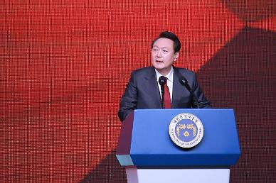 [이주의 여론조사] 尹 지지율, 제3자 변제 논란 발목...日 정상회담에 주목