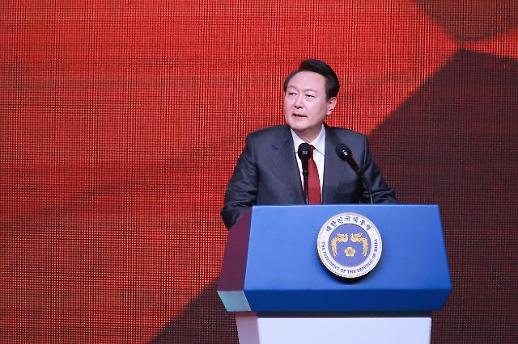 [이주의 여론조사] 尹 지지율, 제3자 변제 논란 발목...日 정상회담에 주목