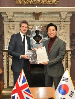 首尔市向英国维多利亚与艾尔伯特博物馆捐赠韩国服装