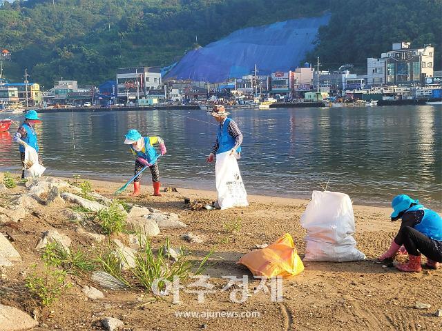 (가공) 경북도, 해양쓰레기 수거 전담 인력 해안가 배치...상시 정화 체제 구축 