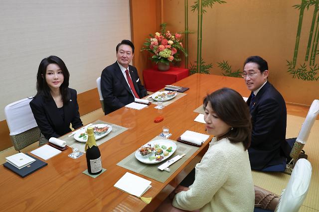 韩日首脑夫妇共进晚餐