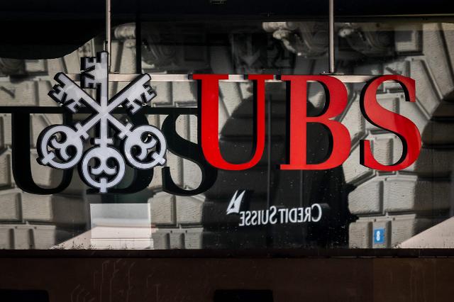 FT UBS, 최대 10억 달러에 크레디트스위스 인수 제안