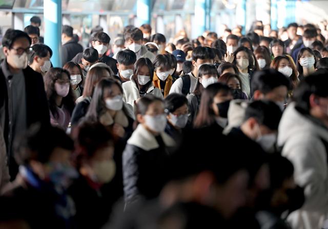 韩国取消公共交通口罩令首日 大部分民众仍难“摘罩”