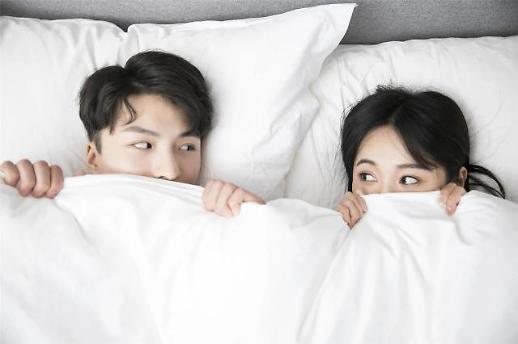 调查：韩国成年男女初次进行性行为年龄多发生在20至24岁