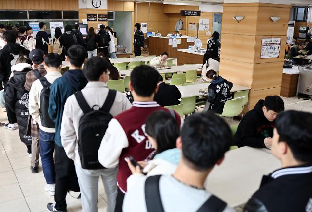 物价暴涨餐费压力大 韩国高校推出爱心早餐帮学生减负