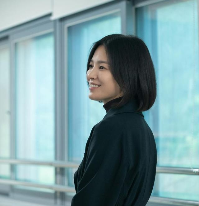 [슬라이드 뉴스] 찐미소 동은씨?...송혜교가 공개한 더 글로리2 스틸컷