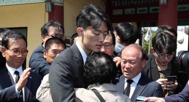 전두환 손자 전우원씨 5·18 단체 만나 할아버지는 5·18 죄인…대신 사과
