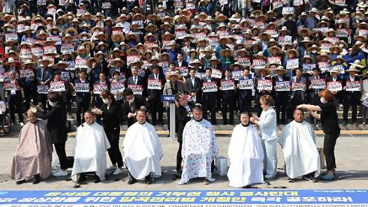 农民团体集会削发呼吁国会立法保障米价