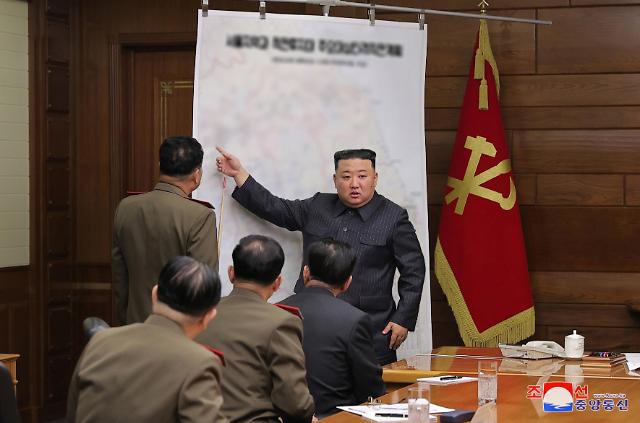 金正恩主持召开军委会议 背后韩国地图引发猜测