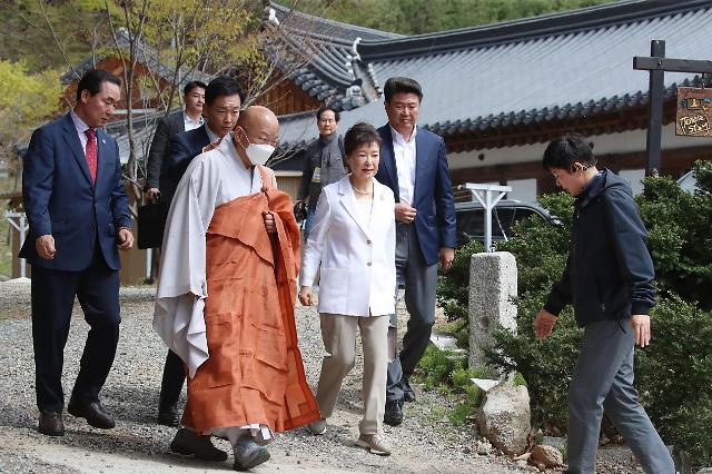 朴槿惠返乡后首次公开外出