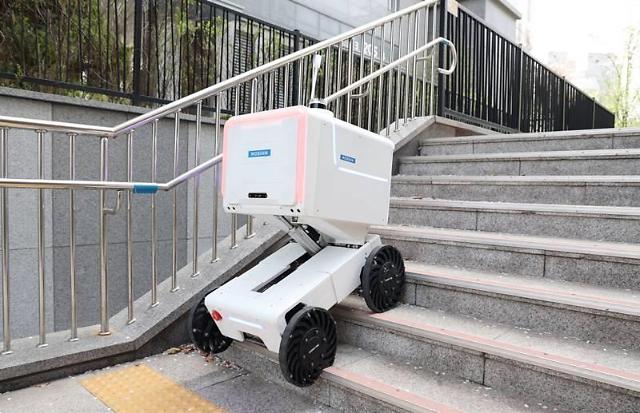 Convenience store franchise CU demonstrates autonomous delivery robot capable of going up stairs and hills 