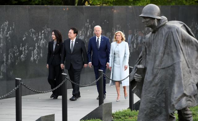 韩美首脑夫妇拜谒韩国战争参战勇士纪念公园