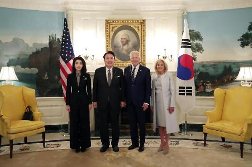 韩美首脑夫妇在白宫合影