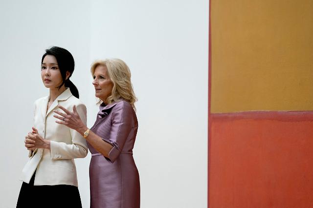 韩美第一夫人共同参观美国国家美术馆 