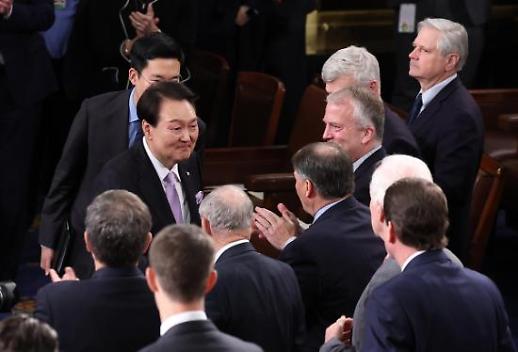 尹锡悦与美国议员打招呼 