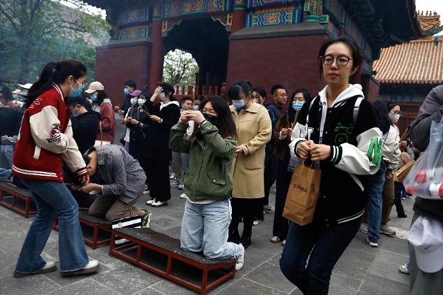 베이징 시내 티베트 불교사원 융허궁을 찾아 불공을 드리는 청년들. 