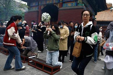 [특파원스페셜] 불안한 미래에… 노동절 연휴 부처님 찾는 中청년들