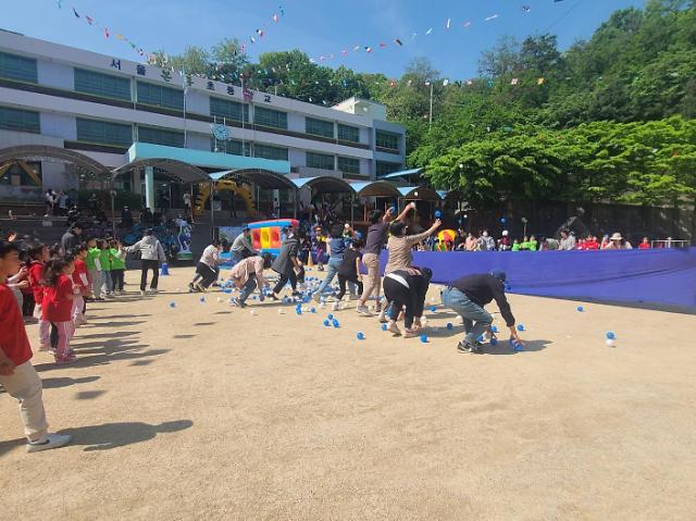 서울 동작구 본동에 위치한 본동초등학교에선 3일 오전 운동회가 열렸다. 사진은 부모님과 함께 하는 게임