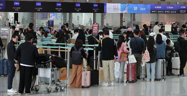 机场客流量激增 安检员紧缺导致旅客误机频发