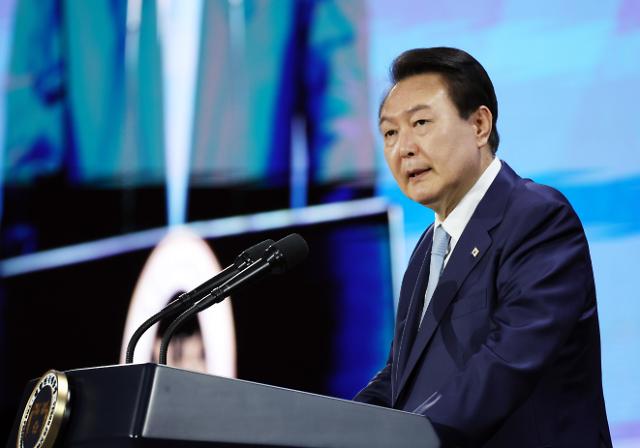 尹锡悦出席第56届亚洲开发银行理事会年会并致辞