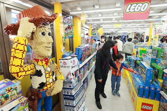 지난 1일 오후 서울 종로구 동대문 문구완구시장 내 장난감 가게가 붐비고 있다.