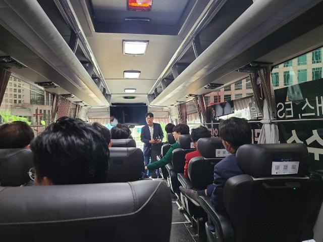 환경부는 4일 오후 서울 웨스틴 조선호텔에서 수소버스 제작사 및 충전사업자, 지자체 및 ESG선도기업, 운수사와 함께 수소 통근버스 전환을 위한 업무협약을 체결했다. 